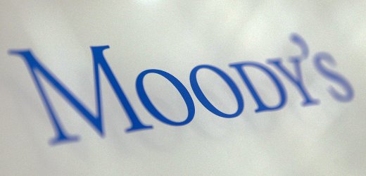 ARCHIV - Das Logo der Ratingagentur Â«Moody'sÂ», aufgenommen am 29.04.2010 an der Vertretungen des Unternehmens in Frankfurt am Main. Die Ratingagentur Moody's hatte am Dienstag (05.07.2011) die langfristigen Staatsanleihen von Portugal um vier Stufen von Â«Baa1Â» auf Â«Ba2Â» abgestuft - und damit auf Â«RamschÂ»-Niveau. Diese Anleihen gelten somit nun als Â«nicht geeignet fÃ¼r ein InvestmentÂ». Foto: Fredrik von Erichsen dpa/lhe (zu dpa 0592 am 06.07.2011) +++(c) dpa - Bildfunk+++
