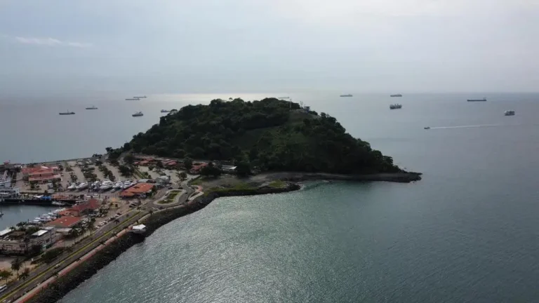 Crowley Moves to Launch First-Ever LNG Bunkering at Panama Canal’s Pacific Side