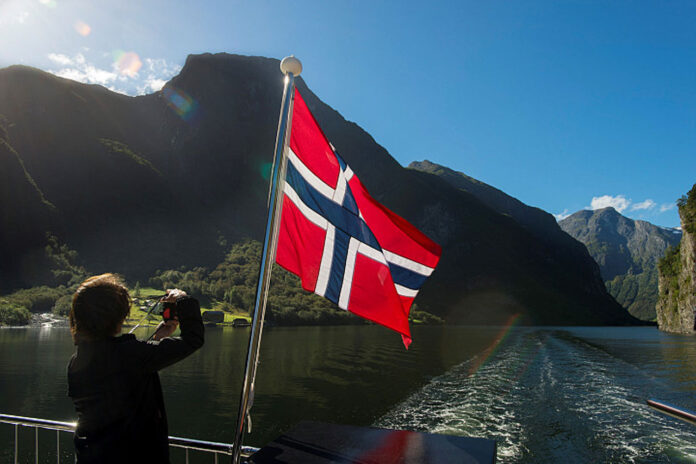 Norsk flagg på fartøy som trafikkerer Nærøyfjorden i Sogn og Fjordane.